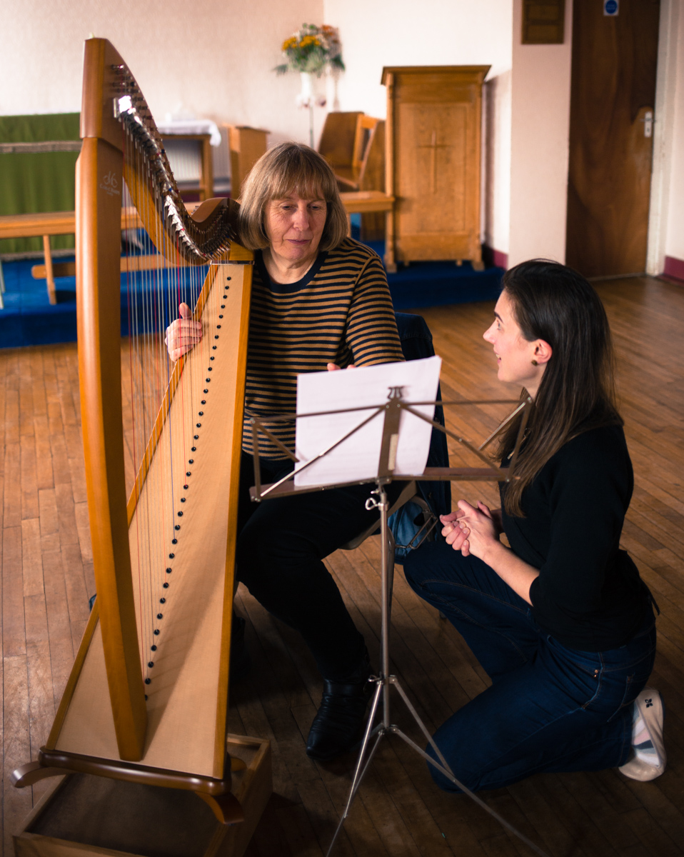 Tamsin Dearnley harpist giving a harp workshop